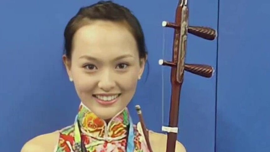 唐嫣参加雅典奥运会表演旧照曝光 穿旗袍拉二胡青涩秀气