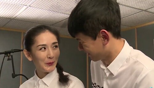 【爱豆的日常】娜姐挑战高难度方言RAP 张杰细心指导尽显浓浓爱意
