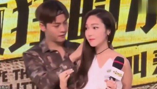 陈伟霆示范如何帮女生戴项链 江洋叔叔手法不错哦