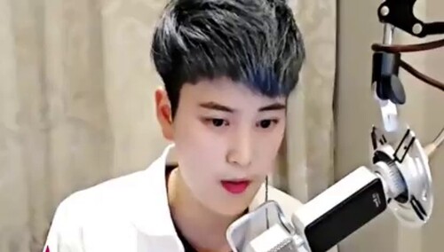 李亦然“奶奶灰”发型帅出新高度  冷艳翻唱《星晴》气场满分