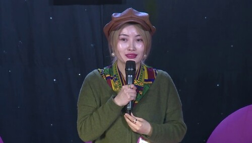 选手酒吧驻唱多年现场竟意外卡壳 自曝不苟言笑是自身最大的缺点