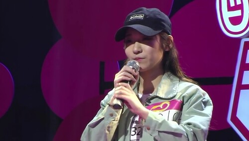 酷Girl唱歌爱哽喉 冯冬暖心点评鼓励选手