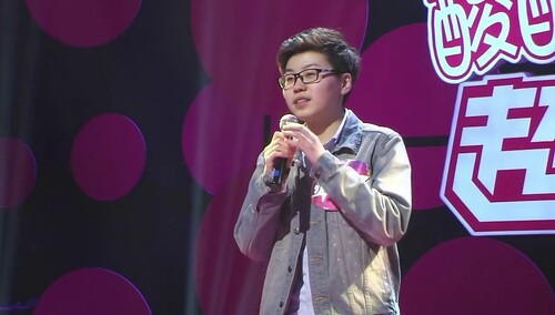 中性女孩感性演绎《亲爱的小孩》 歌声未能打动评委