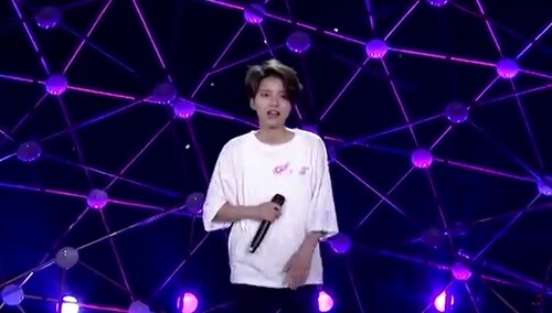 占领公交站牌的女版“鹿晗”于颂来啦 卡拉OK范儿咬字不清引争议