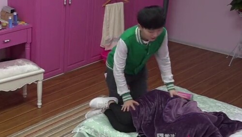 熟睡森林屋乱入小闹钟 黄汐源偷袭睡星人汪睿