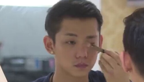 请收下膝盖！《完美假期》汉子全程承包花式“化妆教程”！