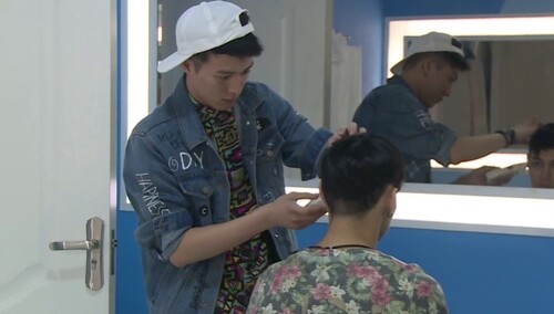 完美专属造型师欧东华上线 深夜为陈楚翔打造独家发型
