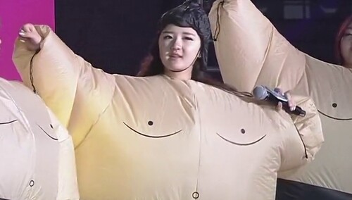 黄佳欣携白队集体变身蜜汁“大白” 方圆遭调侃被称东方不败