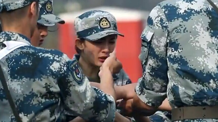 《真男2》未播花絮首发：为保障安全飞行 机务组杨幂孙杨仔细检查机场石子
