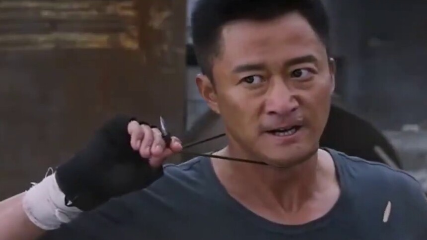 《战狼2》片段：冷锋为龙小云报仇手刃敌人