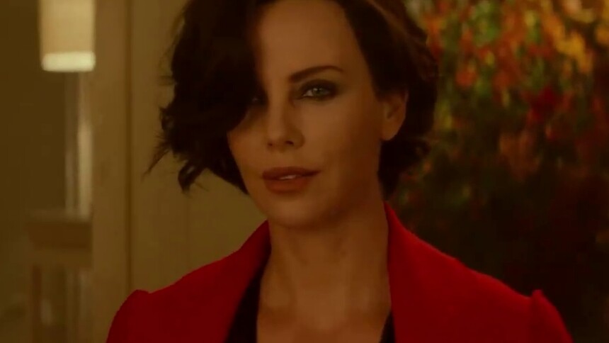 《极寒之城》片段：塞隆双重间谍身份香艳曝光 潇洒枪战毫不留情