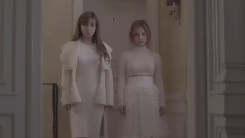 朴春(2NE1) & 李夏怡《All I Want For Christmas Is You》