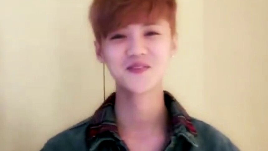 鹿晗与猫猫玩耍超温馨 有爱心的你最可爱