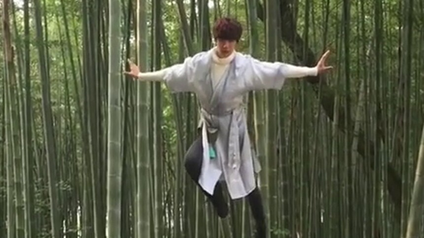 【影视情报员】《私立蜀山学园》路透 王以纶轻松玩转高空威亚