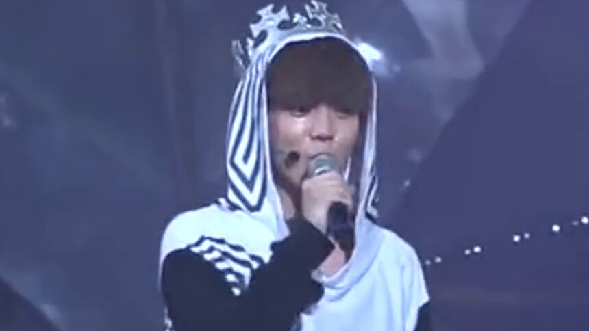 鹿晗戴王冠唱《Peter Pan》 绅士闭幕妥妥王子范