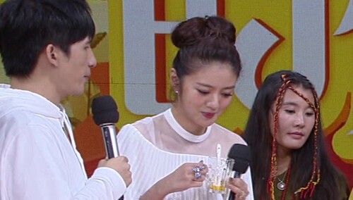 “蟹后”秒变“蜜后” 安以轩展现吃货属性停不下来