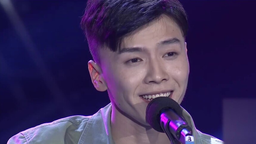 2017快男全国300强：陈玖熹弹唱《情歌》 梁静茹式唱腔打动冯建宇