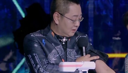 “护士”梁田学打针 张绍刚胖到血管都看不清！