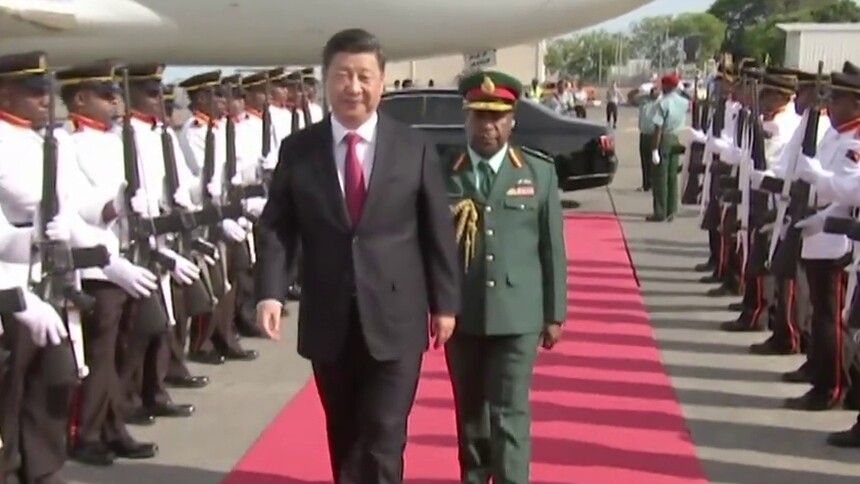 习近平抵达斯里巴加湾 开始对文莱达鲁萨兰国进行国事访问