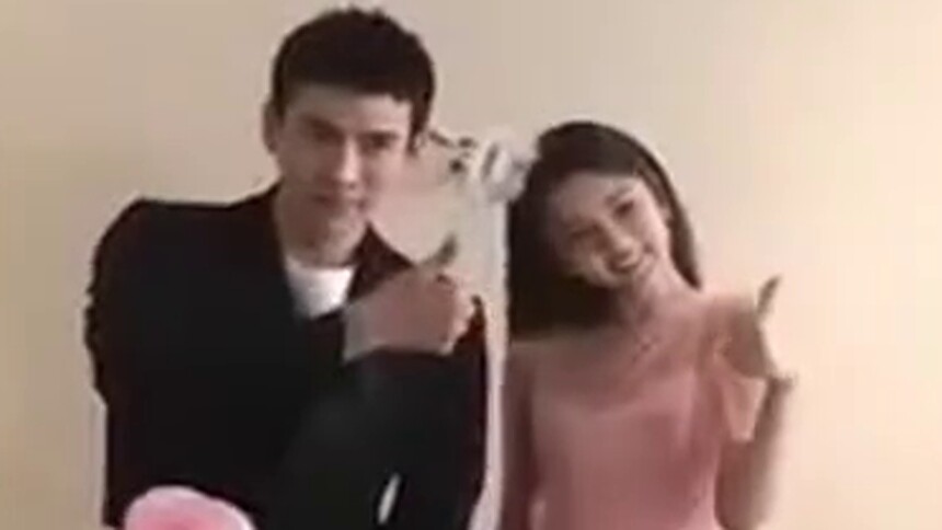 朱一龙经超宋祖儿央视元旦晚会后台，拢龙灰色西装、经超祖鹅三连拍逗趣互动