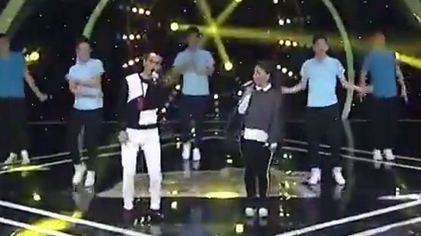 《广场舞金曲》歌曲《就爱广场舞》 演唱：大庆小芳 舞蹈：段睿 刘涵等