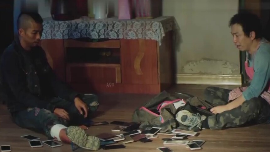 《无名之辈》片段：章宇潘斌龙抢到的竟是手机模型