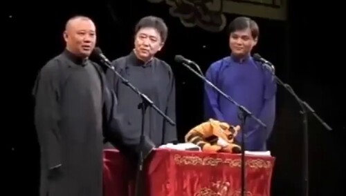 【爆笑生活小剧场】老郭一本正经的说着相声，谦哥不按套路出牌，老郭笑场了