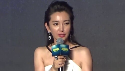 《巨齿鲨》杰森·斯坦森分享“斗鲨”体验 李冰冰控诉导演不让自己好过
