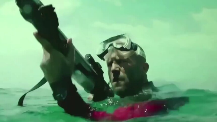 《巨齿鲨》片段：杰森·斯坦森惹怒巨齿鲨 疯狂游泳鲨口逃生