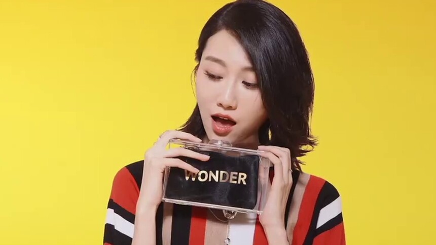 【一衣多搭】李斯羽百变穿搭撩人心 一件彩虹条纹衫打造多样风格