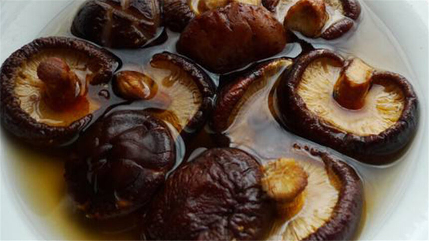 【萌人厨房】教你一个2分钟泡发香菇木耳的好方法 再也不用等那么长时间了