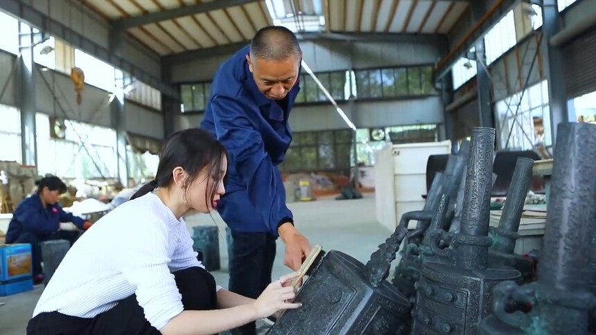 项绍清向杨思齐示范编钟的打磨