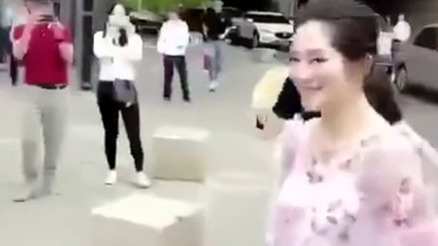 【红人爱自拍】谢娜出席活动 某男子狂喊“赵丽颖”荣获一个白眼