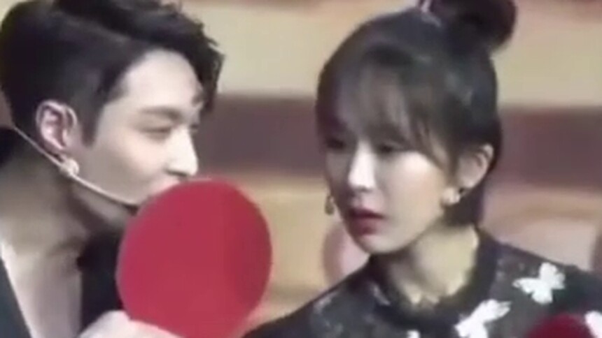 张艺兴想叫杨紫，手愣愣的硬是不知道碰杨紫哪里合适…