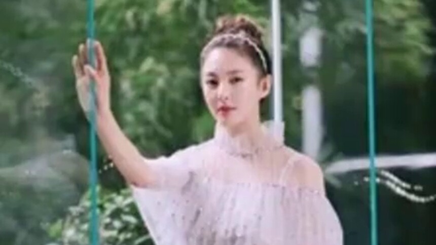 张雨绮撞衫谢娜，仙女裙穿出完全不一样的辣妈风
