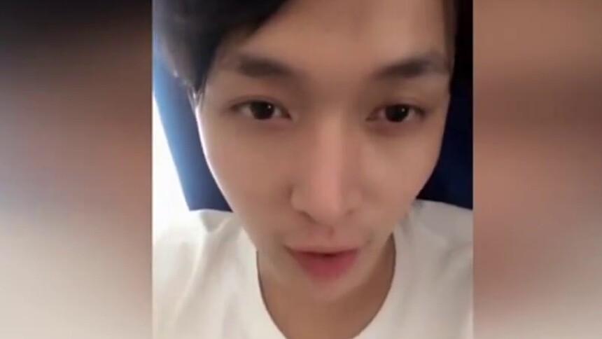 张艺兴飞机迫降上海一脸懵，素颜聊天送祝福笑声魔性