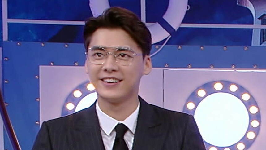 戴眼镜的李易峰帅的有点不一样 笑的那么诱人，却开口就怼娜姐胖