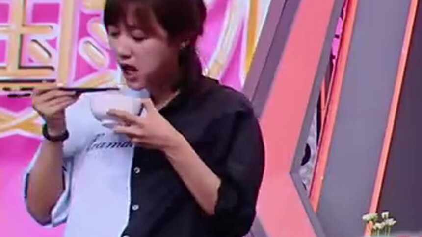 吃饭群众徐静蕾 看人家玩杂技端着碗就来凑热闹了