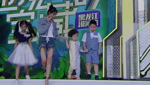 王媛可带萌娃发动可爱袭击，用英文花样推销北极村