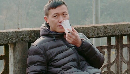 爸爸捡了钱 小谦立马夺过来给妈妈 儿子没白疼！