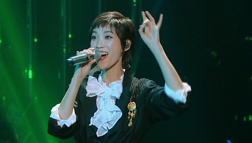 英姿飒爽美极了 苏诗丁《舍离断》唱出一份洒脱