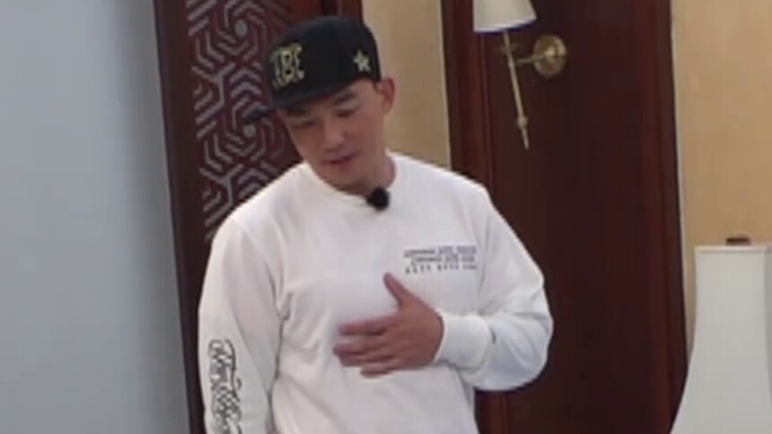 刘畊宏带娃记：承受不住泡芙的爱  刘畊宏被女儿分到小床心在流血