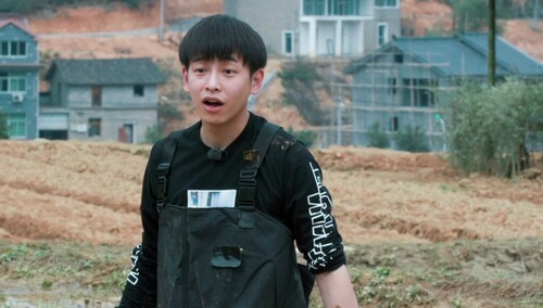 自尊暴击 彭彭泥地干这事被两个女生疯狂碾压