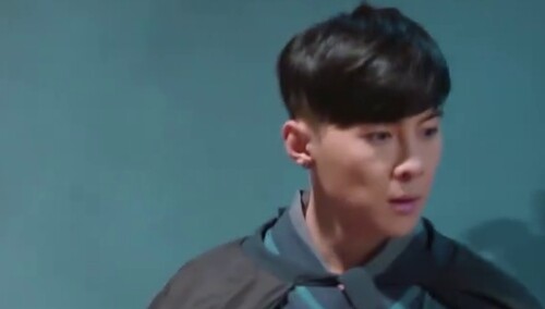 罗予彤蹲箱子接唐禹哲，无形甜蜜最为致命