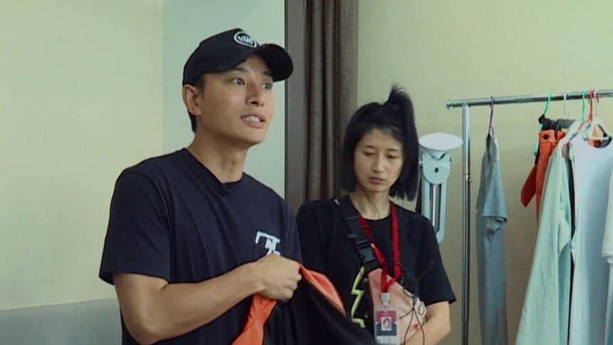 贾乃亮一人分饰两角 穿梭五个场景换4套衣服
