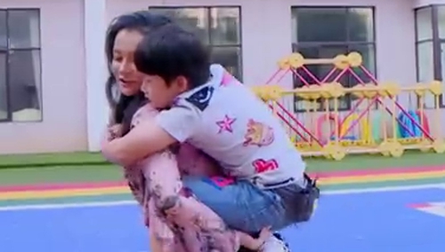 美丽不分年龄！ 冉莹颖突然“变老”，轩轩急得脚都疼了