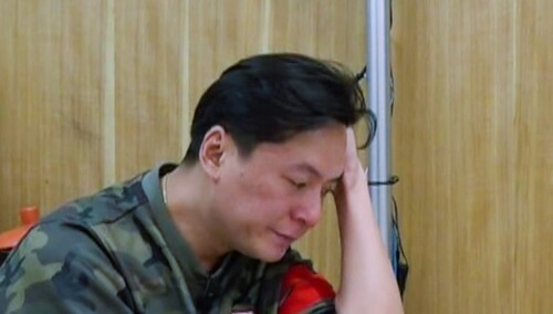 朱雨辰听情歌伤心到流泪，最后睡进了小狗窝