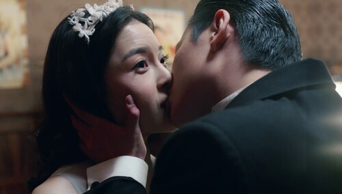 资历平帮露西“心肺复苏”，感受一波少爷的吻戏！