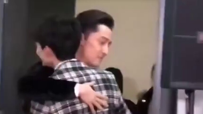 胡歌和吴磊在台下遇到后拥抱了，梅长苏和小飞流满满的《琅琊榜》回忆杀啊