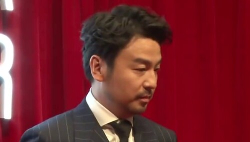 “相爱相杀”何时了！雷佳音为了不被郭京飞抢戏 被泼水十几次？